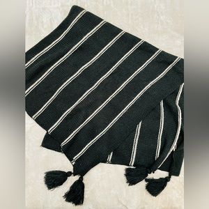 NWOT 18 COLLECTIONEIGETEEN women’s blanket scarf